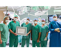 Das Zertifikat „TAVI Center of Excellence“ wird überreicht. v.l. Shlomi Tolpoler und Jan Schlaeger, Firma Edwards, Prof. Dr. Rüdiger C. Braun-Dullaeus, Direktor Universitätsklinik für Kardiologie und Angiologie, Dr. Michael Hansen, Universitätsklinik für Kardiologie und Angiologie, Michael John, Herzkatheterlabor, Clara-Luise Backhaus, Herzkatheterlabor, Dr. Max Wacker, Universitätsklinik für Herz- und Thoraxchirurgie.